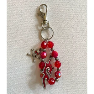 Röd nyckelring/ bag charm med cola detaljer - Handgjord nyckelring som är en fin detalj till b.l.a en väska❣️