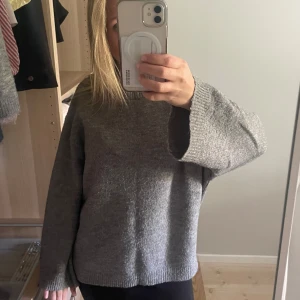 Grå stickad tröja - Grå stickad tröja från lager 157.Lite nopprig där av priset.Pris går att diskutera💕
