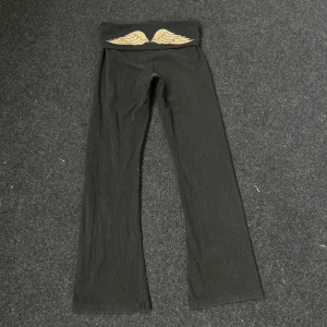 Fold over yoga pants - Supersnygga fold over yoga pants I använt skick, slitna i grenen och materialet ser lite urtvättat ut!💓 Cirka 76cm innerben och 22,2cm rakt över benöppningen!💓 Short modell