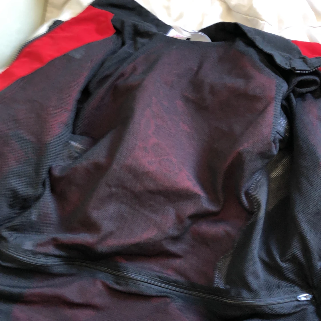 Adidas röd och svart vindjacka - 4