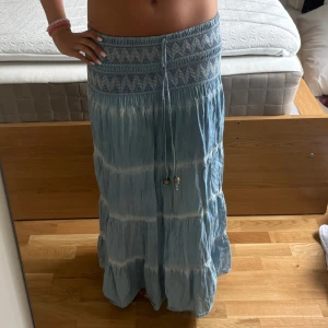 Långkjol - jätte söt långkjol perfekt till sommaren! lite kort på mig som 170 så passar någon strax under den länden🩵🩵