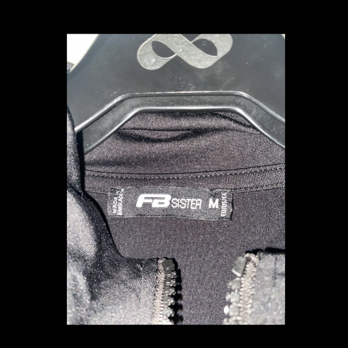 Svart croppad tröja från FB Sister - 1