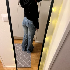 lågmidjade jeans  - lågmidjade bootcuts💞 midjemått: ca 36 innerbenslängd: ca 80