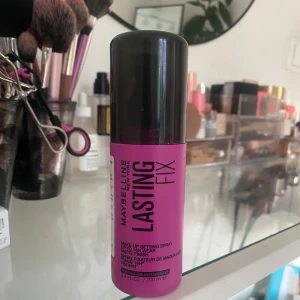 Maybelline Lasting Fix Setting Spray - Maybelline Lasting Fix är en make-up setting spray i en snygg rosa flaska med svart lock. Ger en matt finish och håller sminket på plats upp till 16 timmar. Perfekt för dig som vill att sminket ska sitta hela dagen. endast testad ett sprut