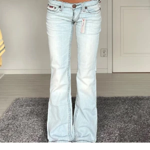 Ljusblå lågmidjade bootcut jeans från Cars Jeans - Säljer dessa supersnygga lågmidjade utsvängda ljusblåa jeans i XS. Helt nyskick med prislapp❤️Färgen är som på första bilden, dom andra är tagna i dåligt ljus🥰