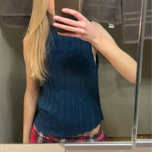 Mörkblå ärmlös topp från Zara - Supersnygg mörkblå ärmlös topp från Zara med coolt veckat tyg och hög hals. 