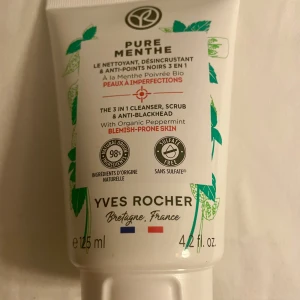 *NY*Yves Rocher Pure Menthe 3-i-1 rengöring 125 ml, presenttips  - Fräsch 3-i-1 rengöringsgel med ekologisk pepparmynta från Yves Rocher. Tuben innehåller 125 ml och produkten är fri från sulfater. Perfekt för dig med oren eller fet hud som vill ha en djuprengörande och exfolierande ansiktsrutin. Nypris: 109 kr Pris nu: 40 kr 