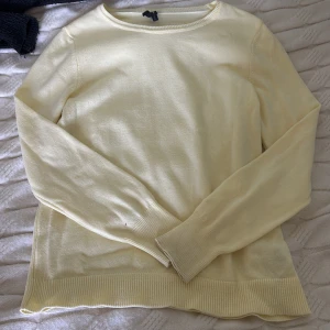 Ljusgul stickad tröja från DeFacto - Superfin ljusgul stickad tröja från DeFacto. Enkel och clean design med rund halsringning och ribbade muddar vid ärmslut och nederkant. Perfekt för lager-på-lager och passar till allt. Skön och mjuk känsla, lätt att matcha med jeans eller kjol.