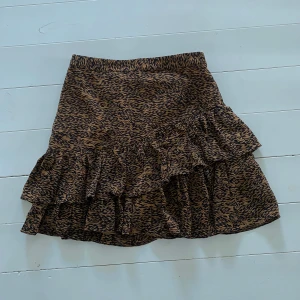 Leopardmönstrad volangkjol Ted Baker - Trendig kort volangkjol i leopardmönster från Ted Baker. Knappt använd. 