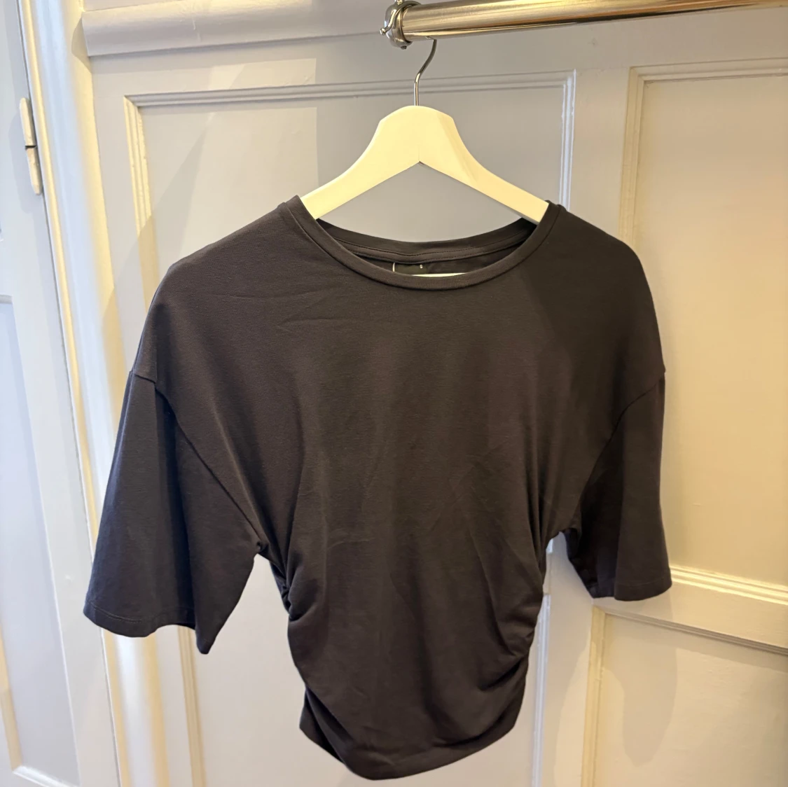 Soft touch ruched tee Gina tricot  - 2