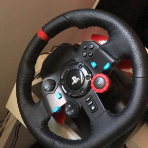 Logitech ratt  - Denna ratt är 1 månad gammal har ej kvitto eller kartongen tyvärr pga för jag slängde allt och andvönder den ej tyvärr den är målad med röda detaljer och svänger 360 grader som en vanlig bil ratt den kostar 3000 ny allt ingår 
