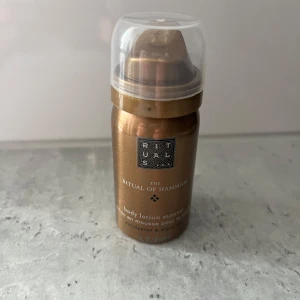 Rituals The Ritual of Hammam mousse - Rituals The Ritual of Hammam body lotion mousse i en lyxig bronsfärgad flaska med genomskinligt lock. 