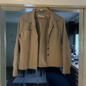 Beige overshirt från Friendtex S - Stilren beige overshirt från Friendtex i storlek S. Jackan har klassisk krage, knäppning framtill och långa ärmar med manschett. Perfekt lager-på-lager-plagg med enkel design och mjukt material som ger en avslappnad vibe.❤️