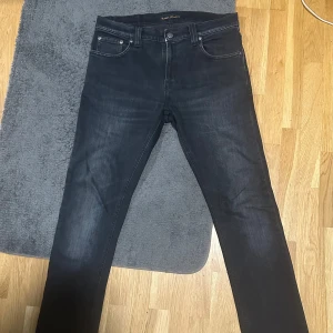Nudie Jeans TUBE TOM - Ett par snygga jeans från Nudie med en skön wash – hög kvalitet och bekväm passform. Skick: 9/10 W31L32. Skriv vid intresse 😁