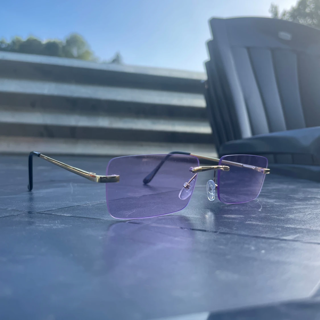 Lila rektangulära glasögon med gulddetaljer