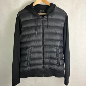 Ralph Lauren cardigan - Nyskick! Storlek L men passar M. Modellen är 185