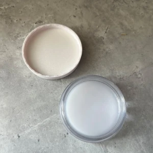 Makeup Mekka Frozen Brows Styling Wax - Transparent styling wax för ögonbryn från Makeup Mekka. Kommer i en rund burk med vit lock och rymmer 6,5 g.