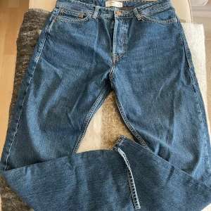Mörkblå jeans - Mörkblå jeans från Jack & Jones i nyskick, inga defekter. Storlek 31/34