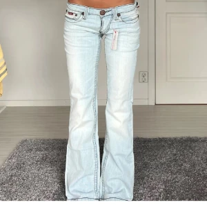Ljusblå lågmidjade bootcut jeans från Cars Jeans - Säljer dessa supersnygga lågmidjade utsvängda ljusblåa jeans i S. Helt nyskick❤️Färgen är som på första bilden, dom andra är tagna i dåligt ljus🥰