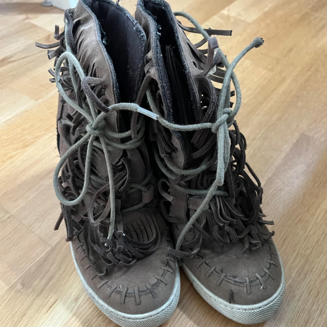 Bruna mockasneakers med fransar och kilklack - 4