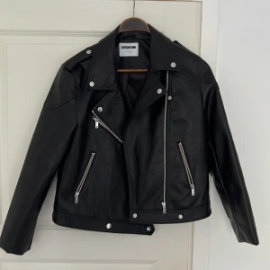 Svart skinnjacka  - Snygg svart skinnjacka från Sisters Point med klassisk bikerstil. (ALDRIG ANVÄND bara testad)