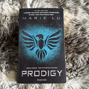 Prodigy - Andra boken i den dystopiska succéserien Legend. Jag säljer alla tre böckerna och rekommenderar dem starkt. Kunde läsa dessa i timmar - de är SÅ bra. Svensk text! 