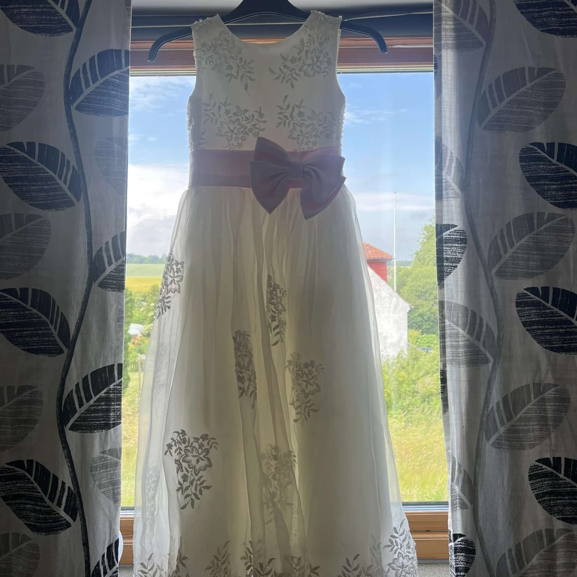 Vit långklänning med rosa rosett