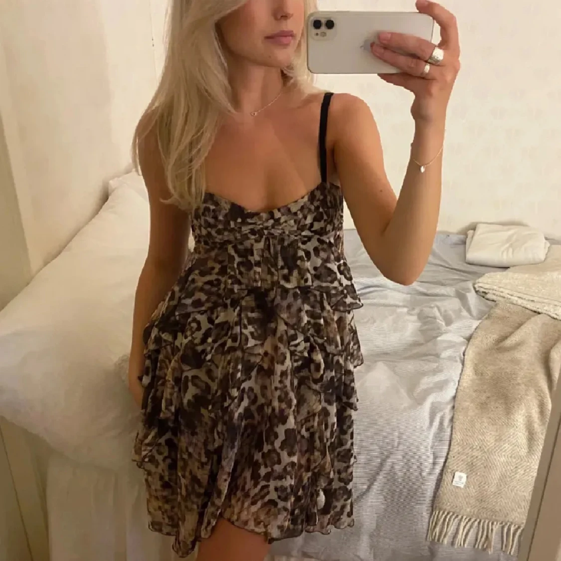 Leopardmönstrad volangklänning