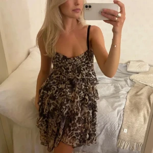 Leopardmönstrad volangklänning - Säljer en kort leopardmönstrad klänning med volanger och tunna axelband. Lånade bilder ❤️❤️