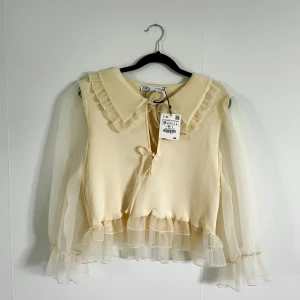 Gul blus - Gul blus från Zara i storlek M. Helt ny med prislappen kvar. Jättesöt verkligen!! 👉Rabatt om ni gör en bundle, så kika in min profil om ni hittar något mer!☀️