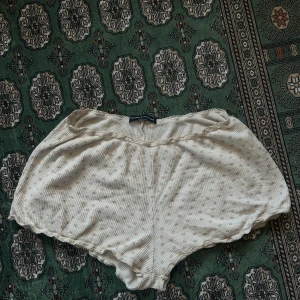 Pyjamasshorts från Brandy Melville🫶🏻 - Supersöta shorts från Brandy Melville. Säljer så dom inte kommer till användning 🥰