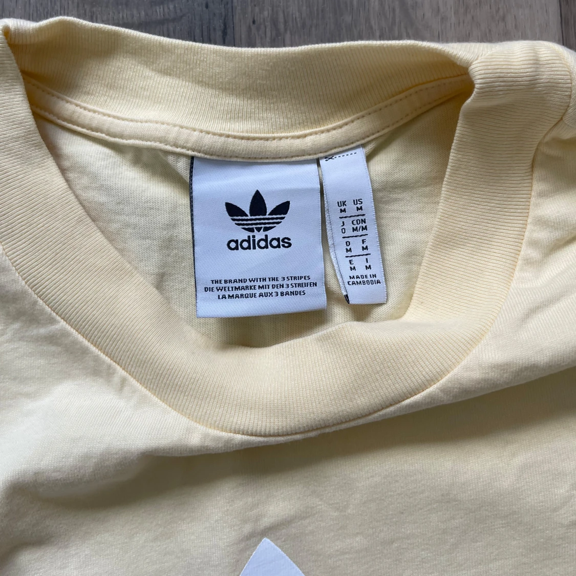 Adidas gul t-shirt med stor logga - 2