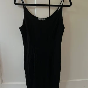 Svart kort klänning från Raphael - En stilren svart kort klänning från Raphael med smala axelband och figuär passform😍⚡️