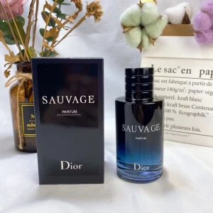 Dior Sauvage Parfum 100ml - Dior Sauvage Parfum i 100ml flaska med lyxig svart och mörkblå glasdesign. Flaskan har rund form, silverfärgad spray och magnetlock med CD-logga. Kommer i elegant svart kartong med vit text. En ikonisk doft för dig som vill sticka ut.