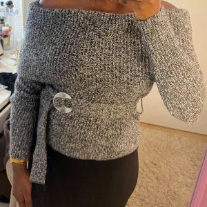 Grå offshoulder stickad tröja med bälte - Strl S helt ny med prislapp på!💞
