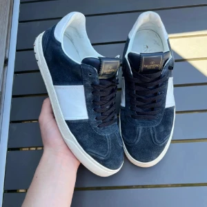 Valentino Flycrew - | Valentino Fly Crew Sneakers | Mycket bra skick | Storlek: 41 men sitter som 42 | Nypris: ≈ 8000 kr | Mitt pris: 4499 Kr | Inget Ingår | Fraktar via PostNord eller InstaBox på köparens bekostnad | Pris kan diskuteras vid snabb affär! // SCDL.