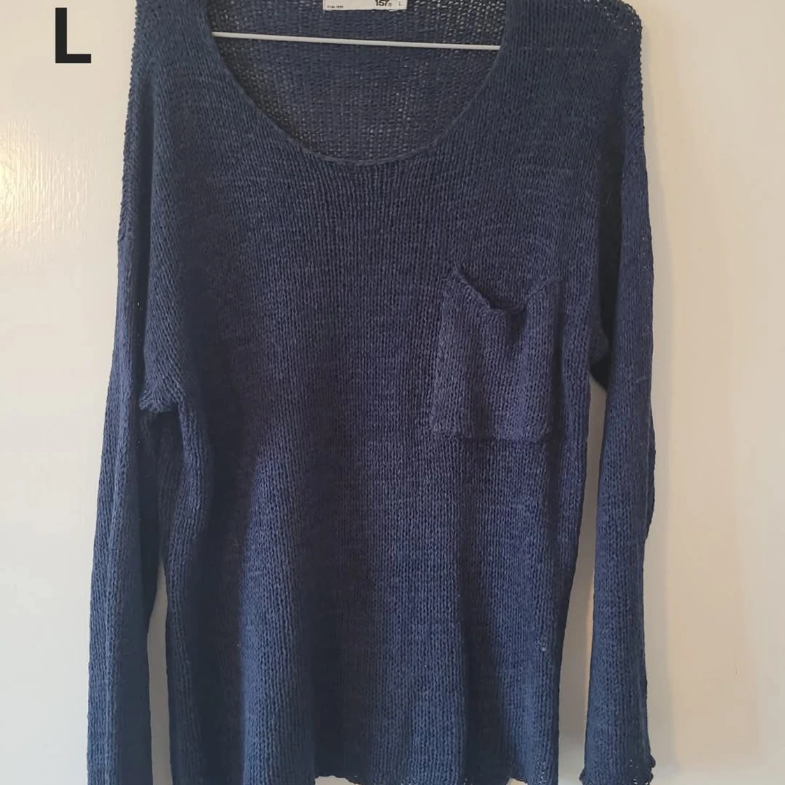 Mörkblå stickad tröja med ficka