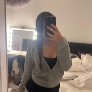 Grå Juicy Couture zip hoodie - Säljer en grå Juicy Couture zip hoodie som är i väldigt bra skick som ny och väl omhändertagen denna säljs också för att den inte används, det är bara att höra av er om ni är intresserade 💓