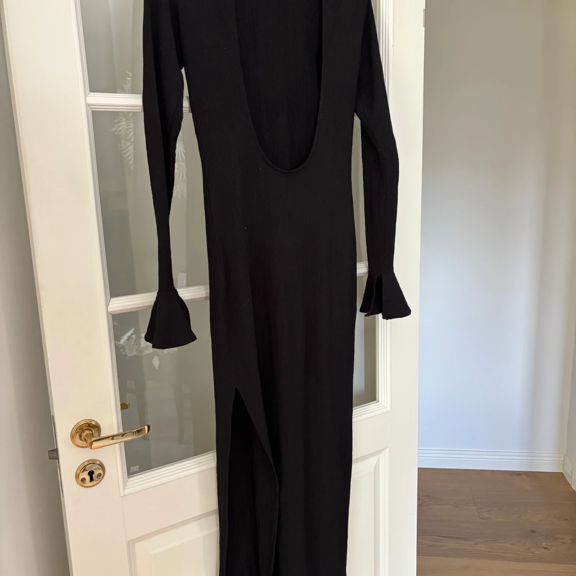 Svart långklänning med öppen rygg - 2