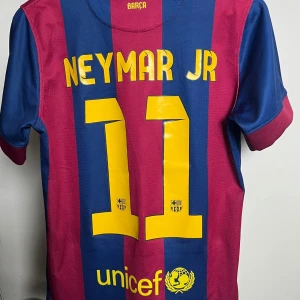 Neymar Barcelona tröja 2015 - En nästan helt ny Neymar tröjan från 2015, använd endast några fåtal ggr. Lite nopprig i fram som man kan se på sista bilden önskas fler bilder eller om man har nån fråga så är det bara att skriva. OBS FINNS PÅ FLER SIDOR
