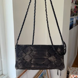 Zadig & Voltaire handväska -  Zadig & Voltaire rock bag i  mellan- storlek (27x13x2 cm). Dubbelkedjad väska med deras signatur vingar där fram.