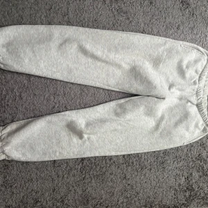 Ljusgrå mjukisbyxor från Gina Tricot XS - Ljusgrå mjukisbyxor från Gina Tricot i storlek XS. Byxorna har resår i midjan och vid bensluten för en skön och avslappnad passform. Tillverkade i mjuk bomullsblandning. Den har en matfläck