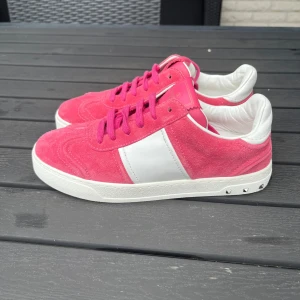 Valentino flycrew rosa - Valentino flycrew rosa, nyskick, använda fåtal gånger, alla nitar är kvar, endast skorna ingår, färgen är rosa, storlek Eu 36.