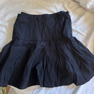 Linnekjol  - Jättefin med lapp kvar då den inte passar mig