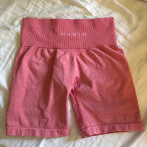 Nvgtn shorts - Jääättefina shorts som tyvärr inte används längre! Korallaktig i färgen, så mer starka än på bild