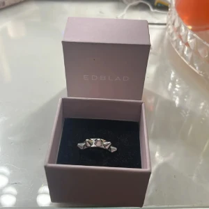 Edblad ring (fri frakt i 7 dgr framåt) passa på!! - Säljer min ring från Edblad i blankt silverfärgat material med konformade nitar runt hela ringen. Snygg och edgy design som sticker ut och passar perfekt för dig som gillar statement-smycken. Kommer i original ask och är i 16.00. Inte nå mycket använd! Nypris: 349kr!☺️