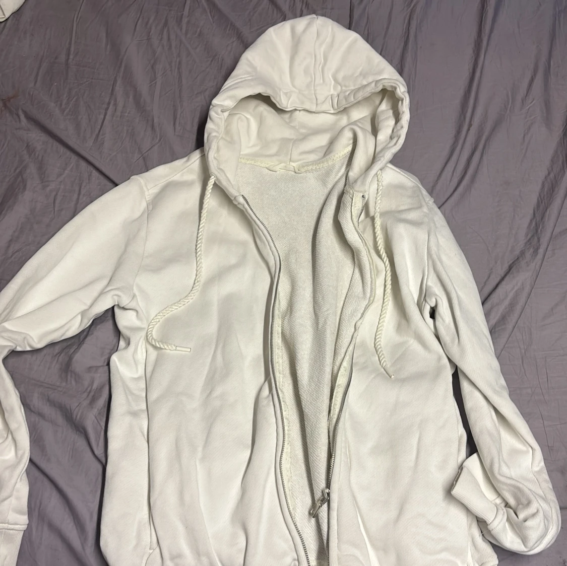 Vit hoodie med dragkedja från Reserved