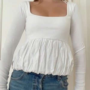 Vit blus med volang från Zara - Vit Zara blus med ballong peplum nertill, långa ärmar och djup urringning. Storlek S men passar bra på XS också!!