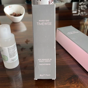 Mary Kay Timewise Night Cream - Mary Kay Timewise Age Minimize 3D Night Cream är en återfuktande nattkräm för normal till torr hud. Oljefri och parfymfri, passar känslig hy. Kommer i en stilren grå och rosa förpackning, 48g. Dermatologiskt testad och icke-komedogen. Säljer två andra från samma märke: paketpris 250kr