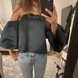 Snygg topp - Off shoulder topp i satin från zara, lånad första bild❤️